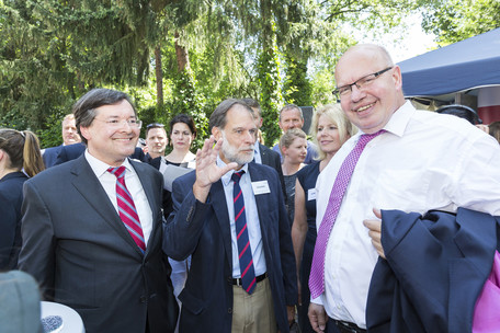 Bundeswirtschaftsminister Peter Altmaier (rechts) bei seinem Besuch des FEI-Standes: FEI-Geschäftsführer Dr. Volker Häusser erläutert, dass es sich bei dem Exponat um ein Ergebnis eines IGF-Projektes handelt. Links: AiF-Präsident Prof. Sebastian Bauer.