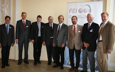 Gastgeber und Referenten (von links nach rechts): Dr. V. Häusser (Geschäftsführer des FEI), Prof. J. Hinrichs, Prof. R. Ulber, Prof. P. Schieberle, Prof. S. Scherer, Prof. R. Carle, Dr. J. Kohnke (Vorsitzender des FEI) und Dr. V. Heinz