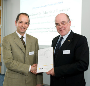 Verleihung des Otto von Guericke-Preises an Prof. Martin Loessner (l.) durch AiF-Präsident Dr. Thomas Gräbener (r.)