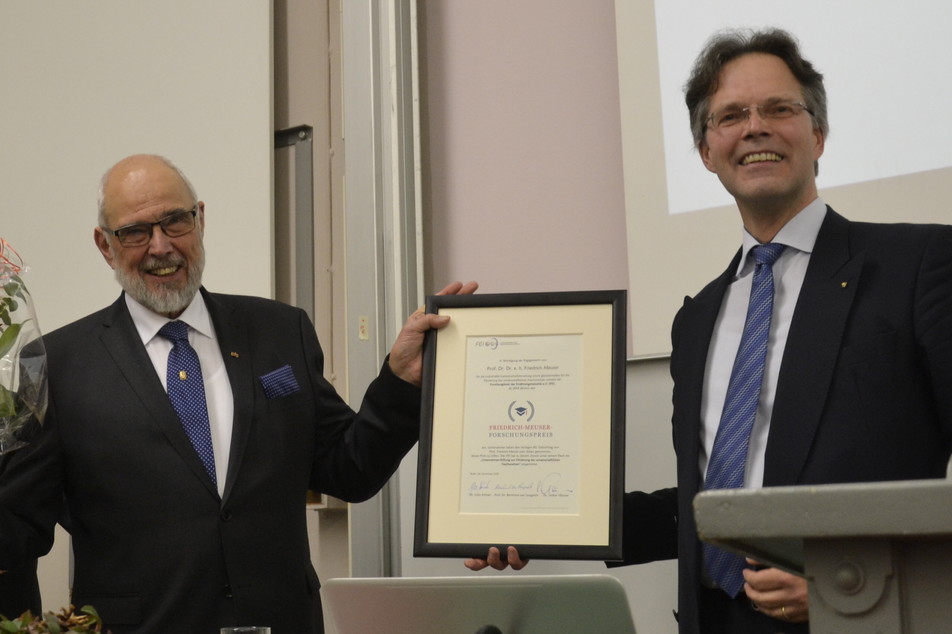 Eine gelungene Überraschung: Prof. Dr. Friedrich Meuser freut sich über die Verkündung von Dr. Götz Kröner, dass der FEI künftig den Friedrich-Meuser-Forschungspreis ausschreiben wird.