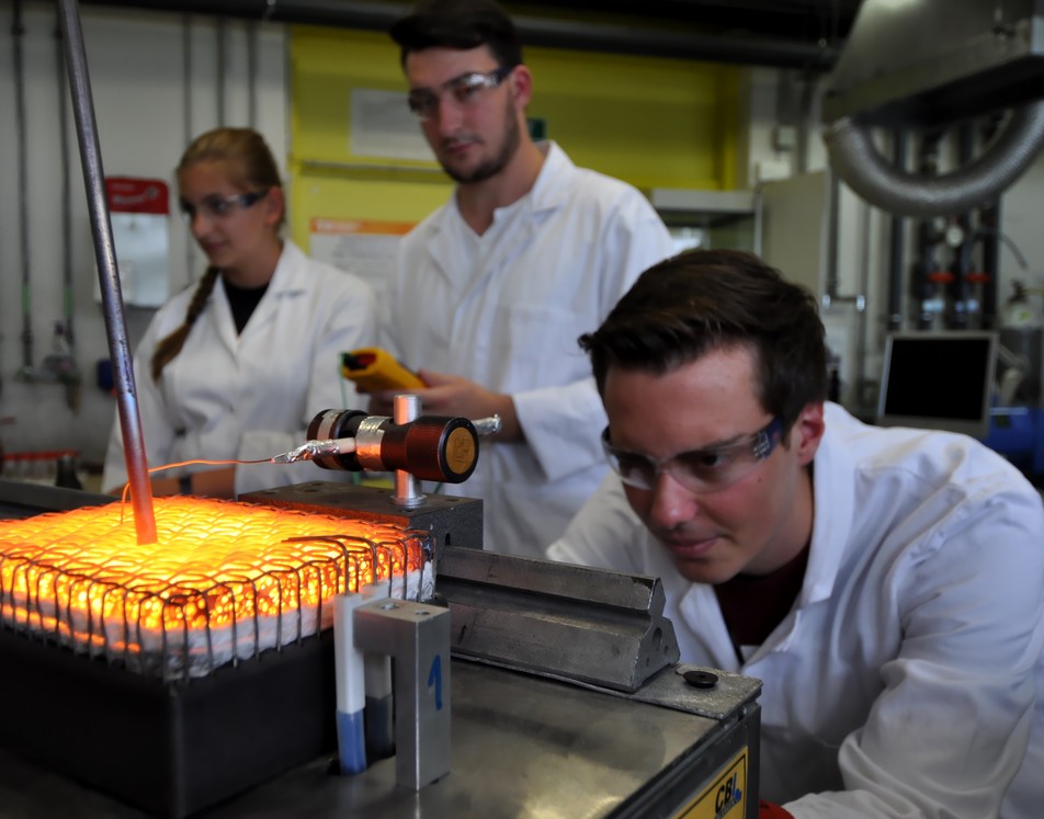 Studenten der Universität Erlangen-Nürnberg messen die Temperaturverteilung und die Emmissionswerte an der VKB-Oberfläche.