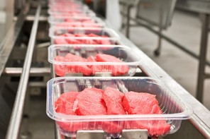 Fleisch wird an einer Linie verpackt