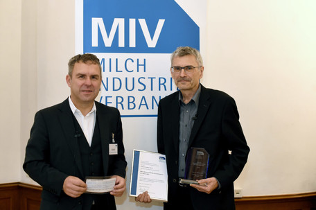 Dr. Hans Besner gratuliert als Vorsitzender der AG Forschung des MIV dem Preisträger Prof. Dr. Thomas Henle zu seiner Auszeichnung.
