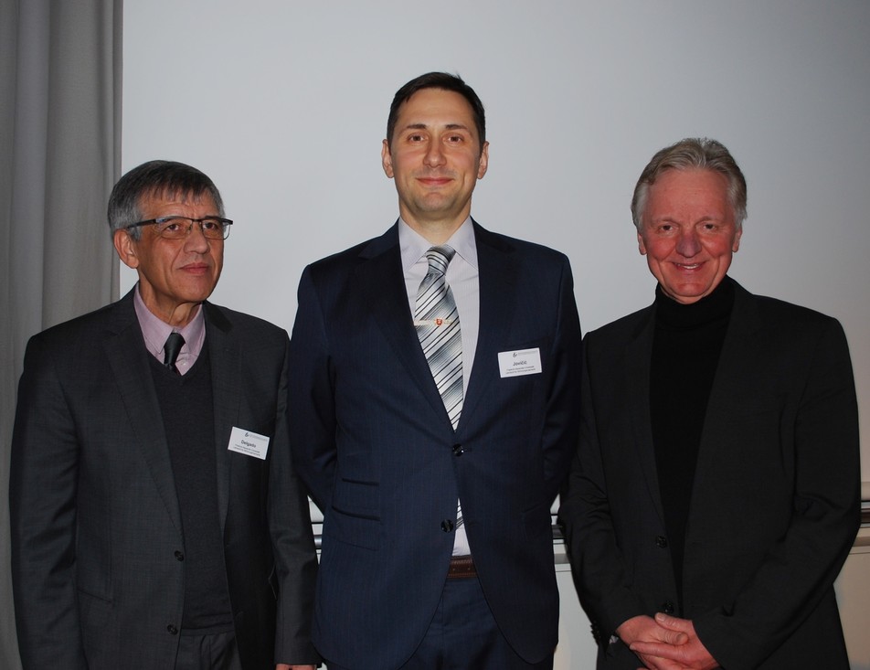 Links der Doktorvater Prof. Dr. Antonio Delgado, rechts der Preisstifter Prof. Bernhard van Lengerich, in der Mitte der Preisträger 2020: Dr. Vojislav Jovicic.