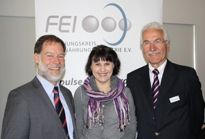 Der FEI-Geschäftsführer Dr. Volker Häusser (li.), der FEI-Vorsitzende Dr. Jürgen Kohnke (re.) und die kommissarische AiF-Präsidentin Yvonne Proppert (Mitte), die die Veranstaltung mit einem Grußwort eröffnete.
