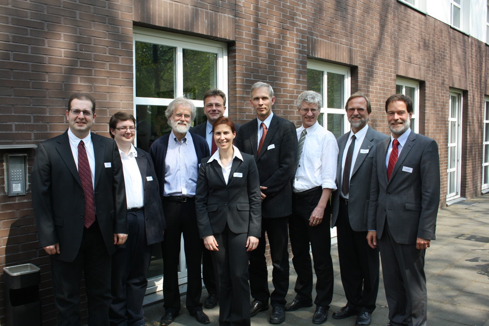 Die Referenten und der Moderator des 9. FEI-Kooperationsforums (von links nach rechts): Prof. Dr. Weiss, Dr. Messelhäußer, Prof. Dr. Heller, Dr. Hertel, Prof. Dr. Ehling-Schulz (vorne), Prof. Dr. Dr. Hinrichs, Prof. Dr. Kulozik, Prof. Dr. Scherer, Dr. Häusser (es fehlt Dr. Kosian).