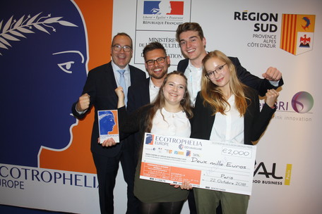 Bronze für Deutschland! Jury-Mitglied Dr. Georg Böcker (links) freut sich mit dem Team – Richard Henemann, Jessica Braun, Philipp Berns und Annika Eiden – über den dritten Platz für &quot;kof.co&quot;. Nicht in Paris dabei war Katrin Braun, die den Frühstückskeks mitentwickelt hat.