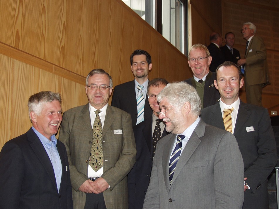 Präsentierten gutgelaunt ihre Forschungsergebnisse (von links nach rechts): Professor Matthias Kind, Professor Reinhard Nießner, Professor Thomas Hofmann, Professor Stefan Vieths, Professor Peter Schieberle (Moderator; im Vordergrund), Professor Karl Sommer und Professor Markus Fischer.