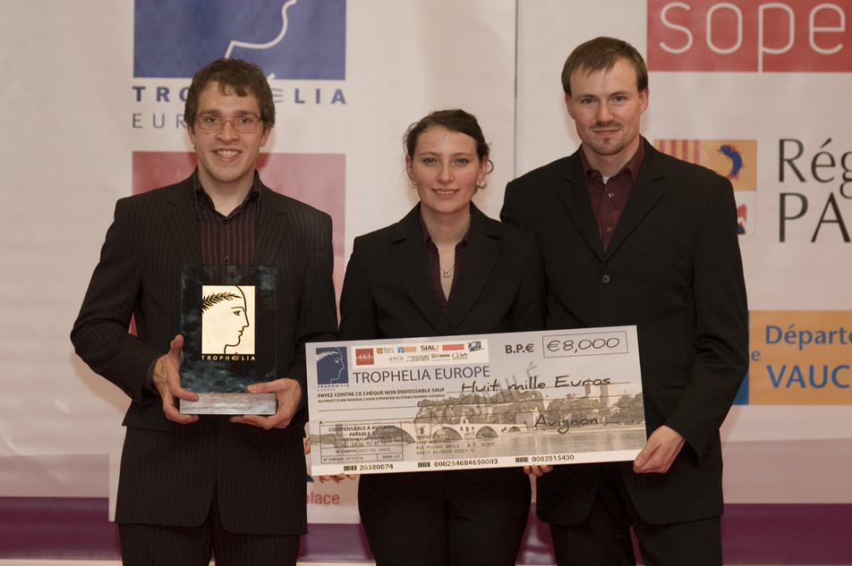 Gold für Deutschland! Raphael Naring, Ramona Danz und Gunnar Bosse von der TU Berlin freuen sich über ihren 1. Platz und einen Scheck in Höhe von 8.000 Euro.