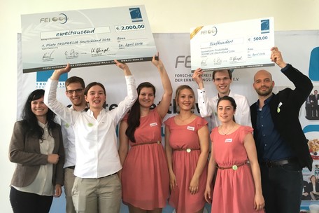 So sehen doppelte Gewinner aus! Das KIT-Team sichert sich mit &quot;eatapple&quot; Platz 1 UND den Sonderpreis für die innovativste Produktidee.