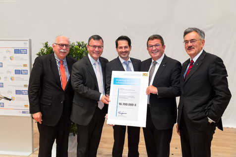 Leibniz-Präsident Matthias Kleiner, Staatsminister Florian Herrmann, Direktor des Leibniz-Instituts für Lebensmittelsystembiologie Thomas Hofmann, Bayerns Wirtschaftsminister Franz Josef Pschierer und TUM-Präsident Wolfgang A. Herrmann bei der Übergabe des Zuwendungsbescheids.