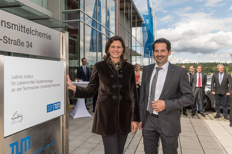 Bayerns Wirtschaftsministerin Ilse Aigner und Prof. Dr. Thomas Hofmann bei der Übergabe des neuen Institutsschilds.