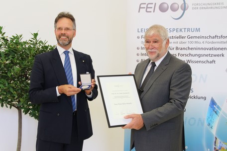 Der FEI-Vorsitzende Dr. Götz Kröner überreicht Prof. Dr. Dr. Peter Schieberle die Hans-Dieter-Belitz-Medaille.