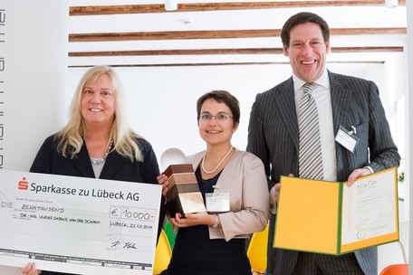 Katharina Hahn, Vorsitzende des KaTech-Aufsichtsrates (links) und Patrick Schwarz, KaTech-Geschäftsführer (rechts) überreichen Dr. Ulrike van der Schaaf (Mitte) den erstmals vergebenen KaTe-Preis.