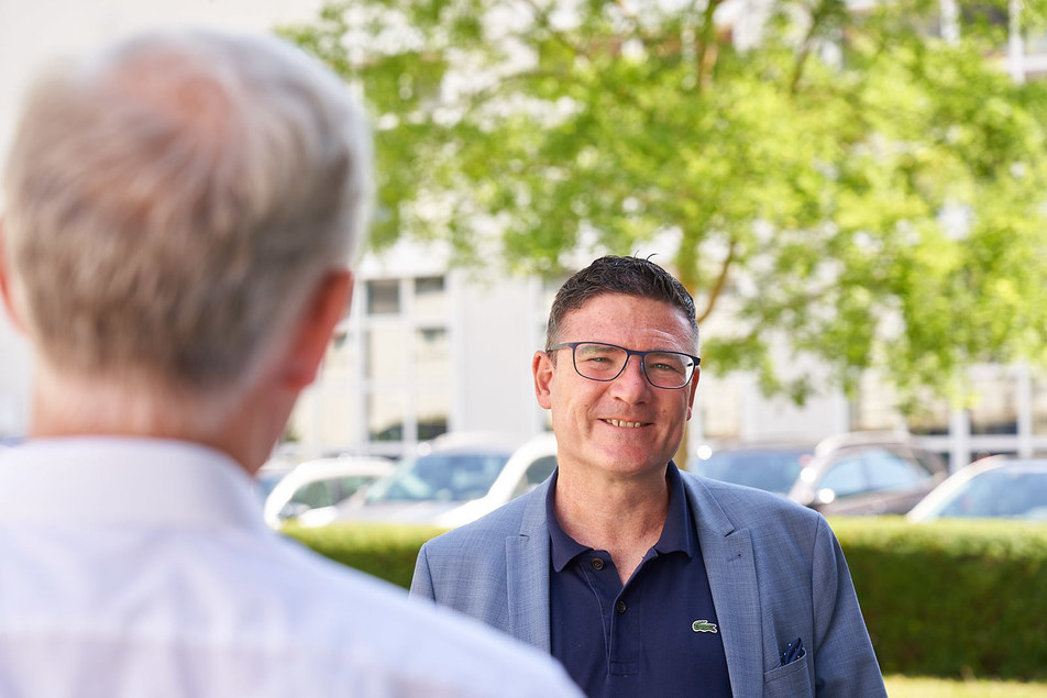 Dr. Stefan Kaufmann auf dem Campusgelände der Universität Hohenheim.