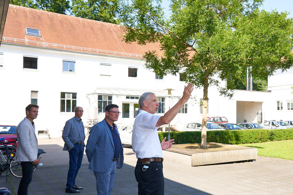 Prof. Jörg Hinrichs (rechts) zeigt Dr. Stefan Kaufmann (2. v.r.) das Campusgelände mit den verschiedenen Gebäuden des 10 Fachgebiete umfassenden Instituts.