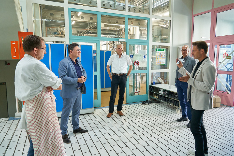 Prof. Lutz Fischer (rechts) erläutert Dr. Stefan Kaufmann (2. v.l.), an welchen IGF-Projekten des FEI er zur Zeit mit seinen MitarbeiterInnen forscht.