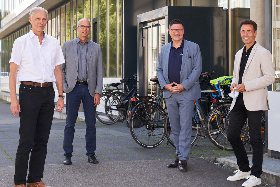 Vor dem Institut für Lebensmittelwissenschaft und Biotechnologie: Prof. Jörg Hinrichs, Prof. Herbert Schmidt, Dr. Stefan Kaufmann und Prof. Lutz Fischer.