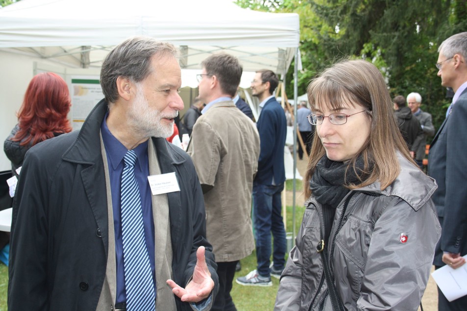 FEI-Geschäftsführer Dr. Volker Häusser im Gespräch mit Kerstin Sonnabend von der AiF Projekt GmbH.