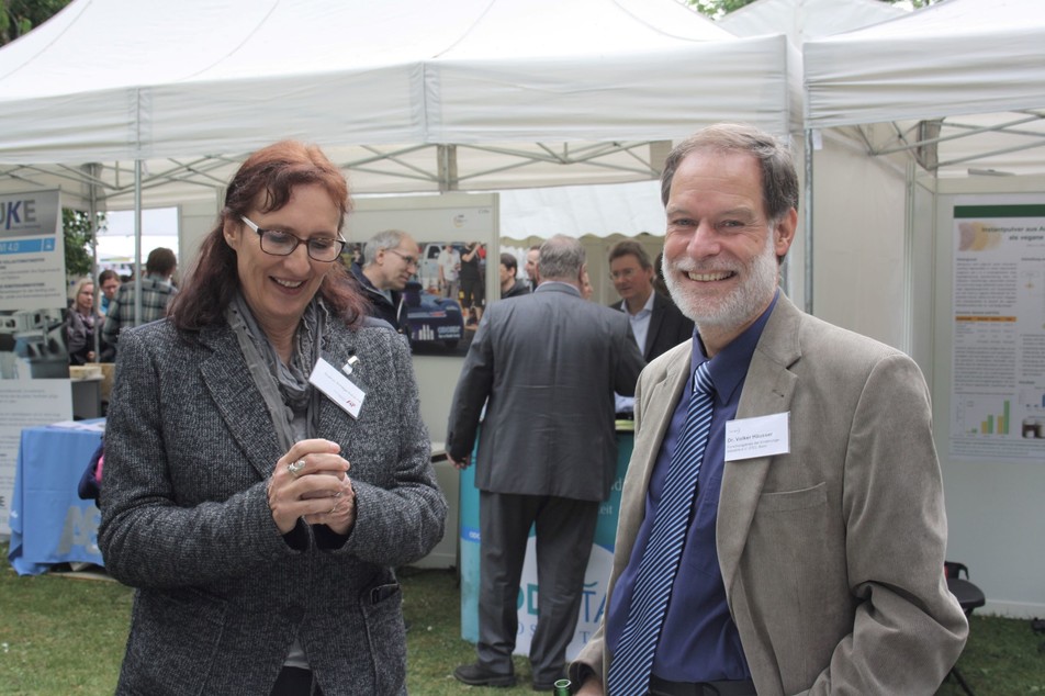 AiF-Mitarbeiterin Gudrun Schega-Schettler im Gespräch mit FEI-Geschäftsführer Dr. Volker Häusser.