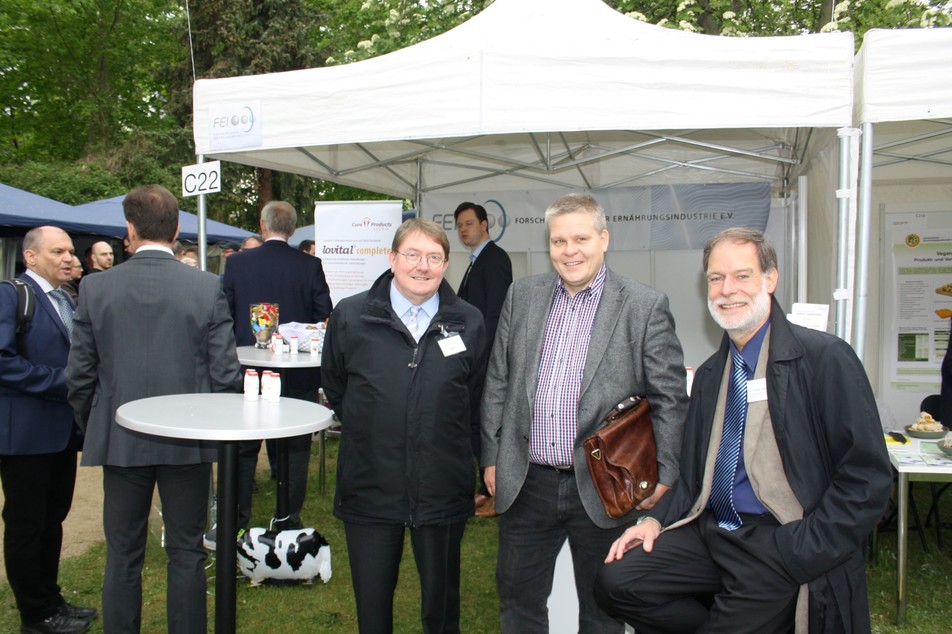 Wiedersehen am Stand des FEI: AiF-Geschäftsführer Robert Huintges, Dr. Heiko Tober, Geschäftsführer der T&T medilogic GmbH und FEI-Geschäftsführer Dr. Volker Häusser.