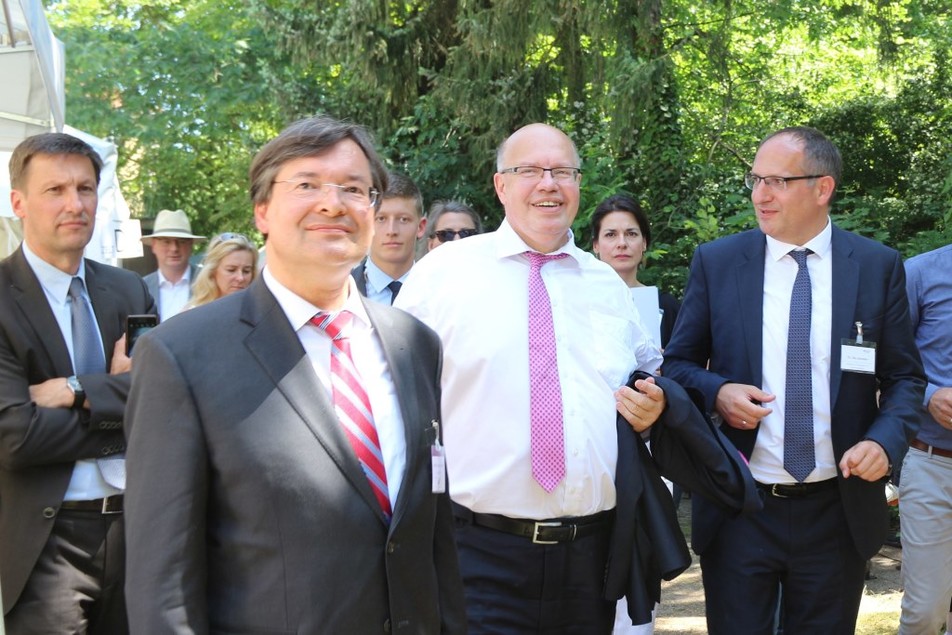 Auf dem Weg zum FEI-Stand: AiF-Präsident Prof. Sebastian Bauer, Bundeswirtschaftsminister Peter Altmaier und Dr. Ole Janssen, Leiter der Unterabteilung Innovations- und Technologiepolitik im BMWi.