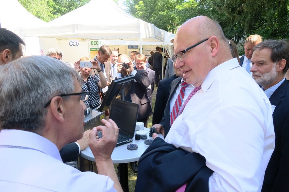 Prof. Antonio Delgado erläutert Bundesminister Peter Altmaier die Porenbrennertechnologie, die an seinem Institut entwickelt wurde.