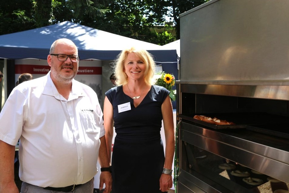 Für den Backofenbauer MIWE (Michael Wenz GmbH) beim Innovationstag dabei: Bäckermeister und Anwendungstechniker Karl-Heinz Hustings und Sonja Jeßberger, Leiterin des Produktmanagements. Sie will sich im Unternehmen dafür einsetzen, dass die Porenbrennertechnologie künftig auch in MIWE-Backöfen eingebaut wird.