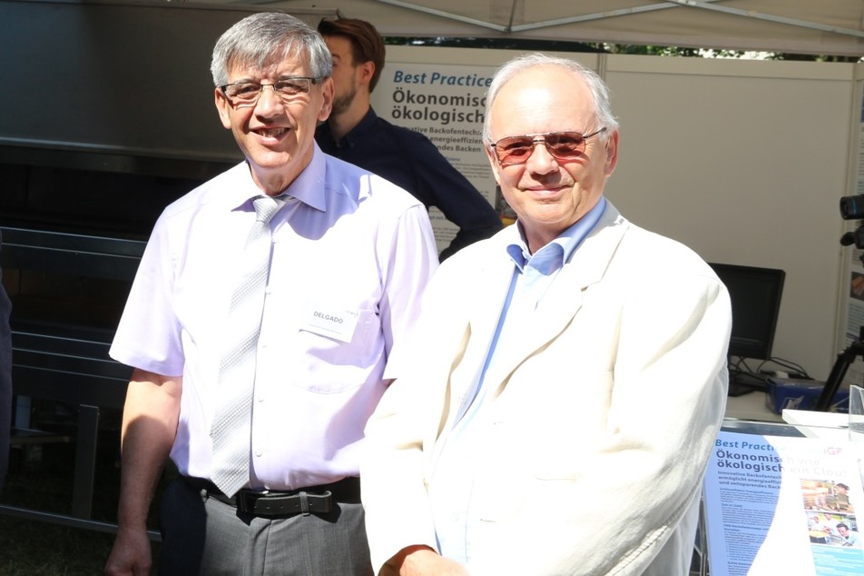 Wiedersehen am FEI-Stand: Prof. Antonio Delgado (Universität Erlangen-Nürnberg) und Prof. Gerald Muschiolik (vorm. Universität Jena).