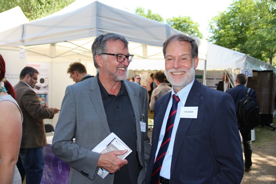 IFF-Geschäftsführer Rolf-Michael Blume im Gespräch mit FEI-Geschäftsführer Dr. Volker Häusser.