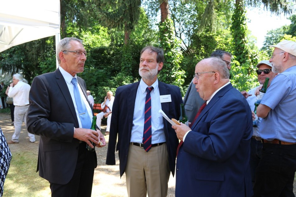 FKM-Projektmanager Harald Gustmann, FEI-Geschäftsführer Dr. Volker Häusser und Prof. Dr. Hilmar Fuchs, Vorstandsvorsitzender des Sächsischen Textilforschungsinstituts (STFI).