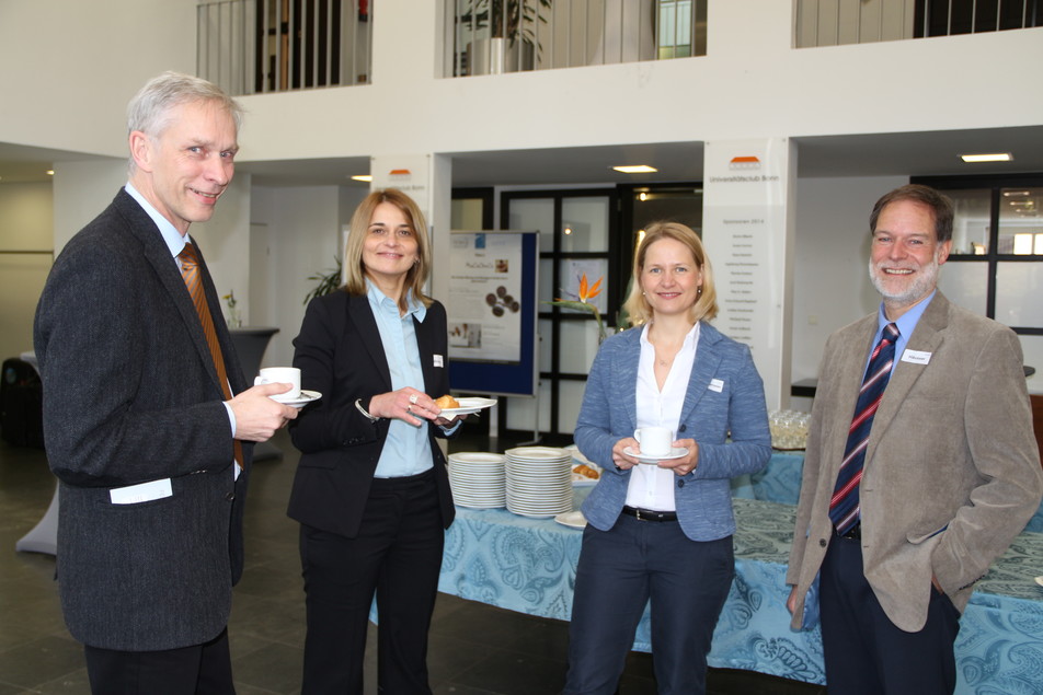 Die Referenten Prof. Dr. Dr. Jörg Hinrichs, Prof. Dr. Mirjana Minceva und Prof. Dr. Sonja Berensmeier im Gespräch mit FEI-Geschäftsführer Dr. Volker Häusser.