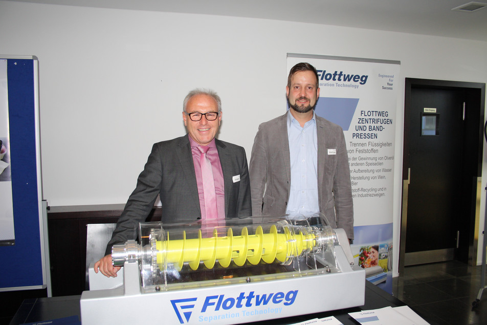 Präsentieren Exponate zur Trenntechnik: Wolfgang Steiger und Christian Waldinger von Flottweg SE.