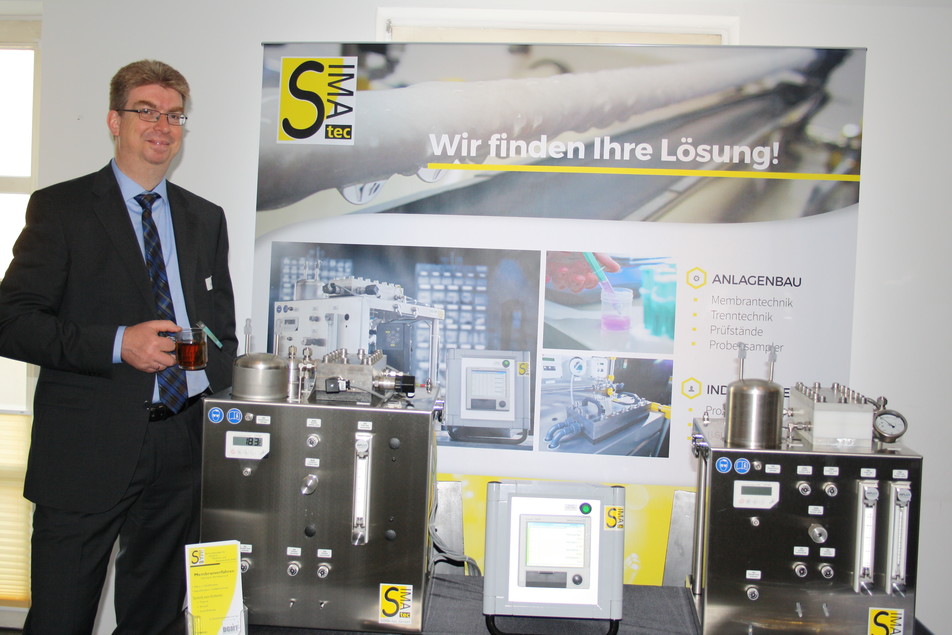 Mark Enders von der Sima-Tec GmbH präsentiert zwei CUBES: Mit den Testanlagen können, je nach Ausstattung, verschiedene Versuche mit Flachmembranen im Bereich der Ultra-, Mikro- und Nanofiltration sowie der Umkehrosmose durchgeführt werden.