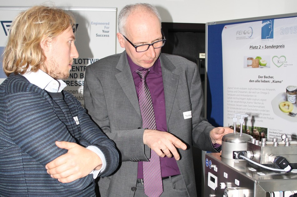 Siegfried Tuchborn (rechts) von der Sima-Tec GmbH demonstriert Hans-Jürgen Heidebrecht, Doktorand an der TU München, den CUBE.