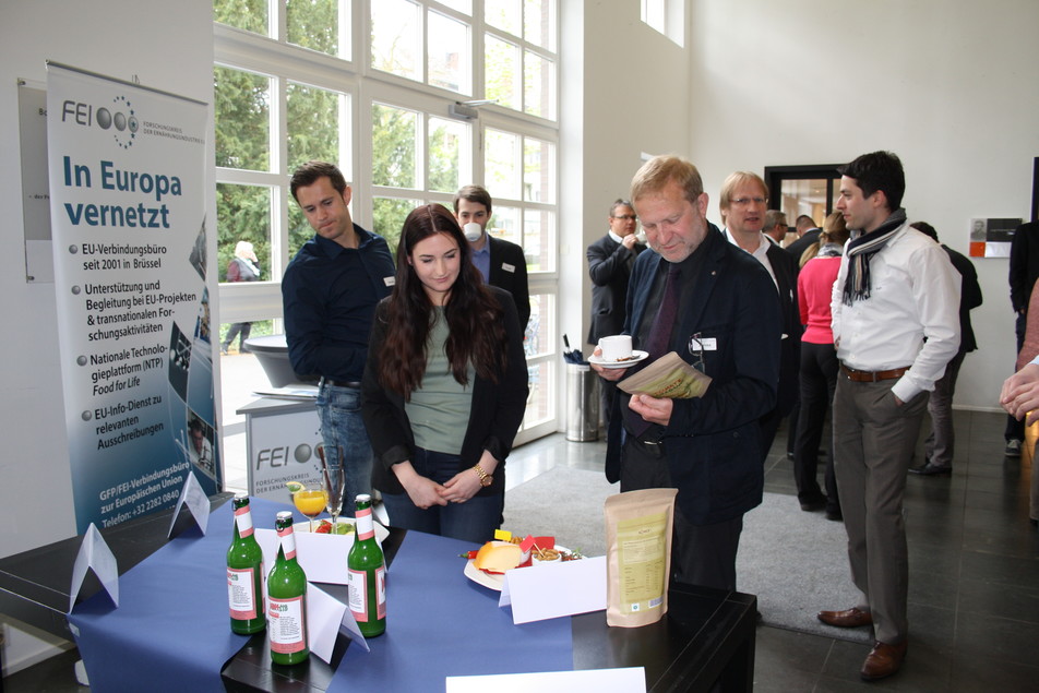 Im Foyer werden von dem parallel veranstalteten Finale des Ideenwettbewerbs TROPHELIA Muster der sechs besten Produktideen gezeigt: Die machen - zu Recht - neugierig!