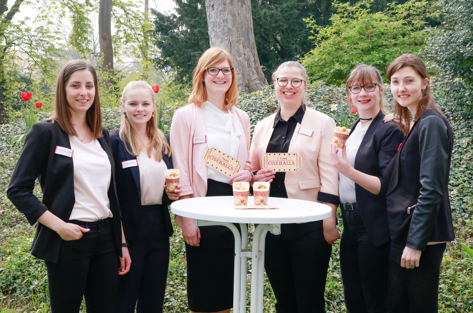 Die 6 Erfinderinnen der "CineBalls": Franziska Jakobi, Lina Cramer, Vivian Lühr, Kristina Koch, Alina Döhler und Carina Weiß.