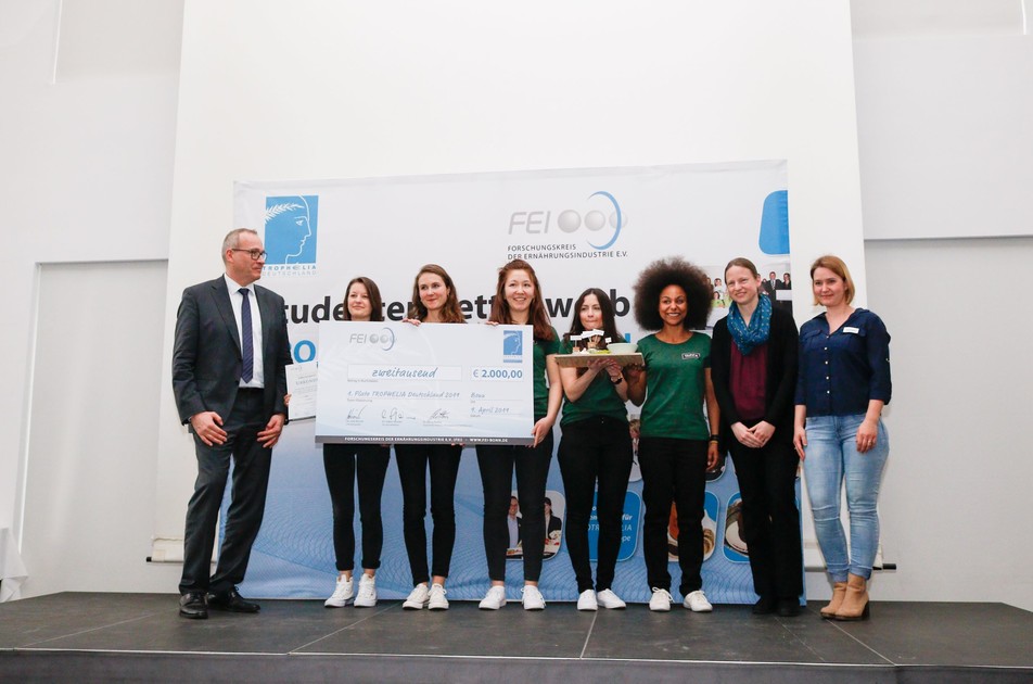 Belohnung für den Erfolg: Dr. Georg Böcker (Sprecher der TROPHELIA-Jury; links) überreicht dem TempSta-Team den 2000-Euro-Scheck. Freuen sich mit dem Team: Die Betreuerinnen Prof. Dr. Cornelia Rauh (2. v. rechts) und ihre Mitarbeiterin Nele Märtens (rechts).