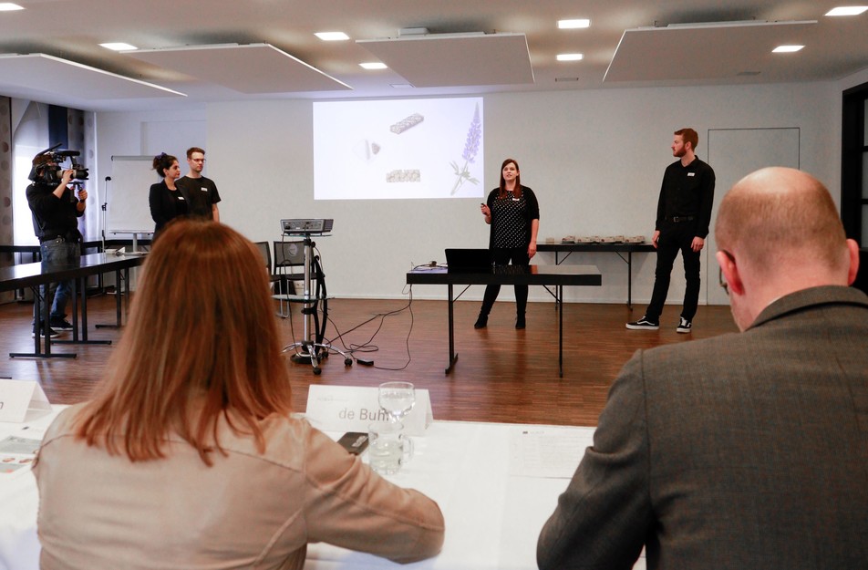 Präsentieren ihre Müslikugeln der Jury: Die Studierenden der TU Berlin, die "Yolu" erfunden und entwickelt haben.