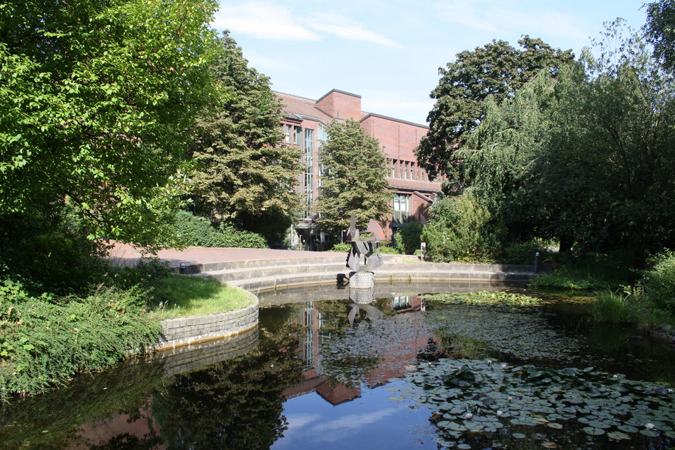 Auf dem Campusgelände der Technischen Universität Hamburg-Harburg, Veranstaltungsort der FEI-Jahrestagung 2012.