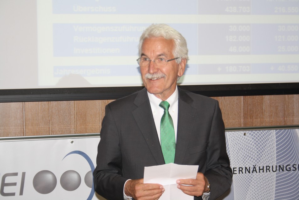 Dr. Jürgen Kohnke, FEI-Vorsitzender von 1997 bis 2012, bei der Sitzungsleitung der Mitgliederversammlung.