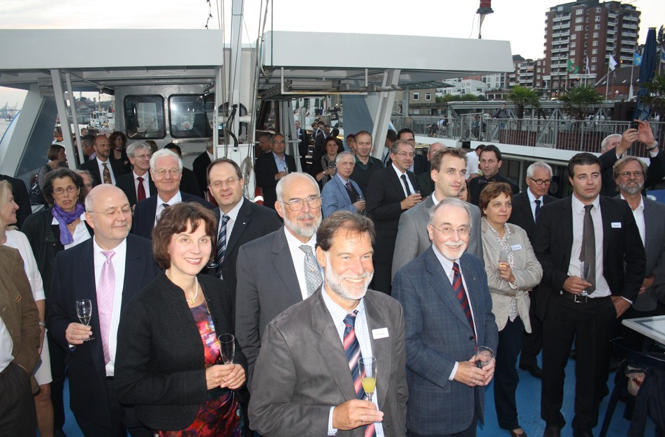 Empfang auf der MS Hammonia im Hamburger Hafen: Die Zuhörer bei der Laudatio auf Dr. Jürgen Kohnke.