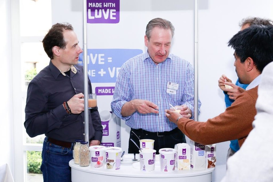 Ebenfalls als Aussteller dabei: Die Prolupin GmbH aus Grimmen, die Proteinprodukte aus der heimischen Blauen Süßlupine herstellt. Hier lässt COO Carsten Boldt Teilnehmer die "Made with Luve"-Produkte verkosten.