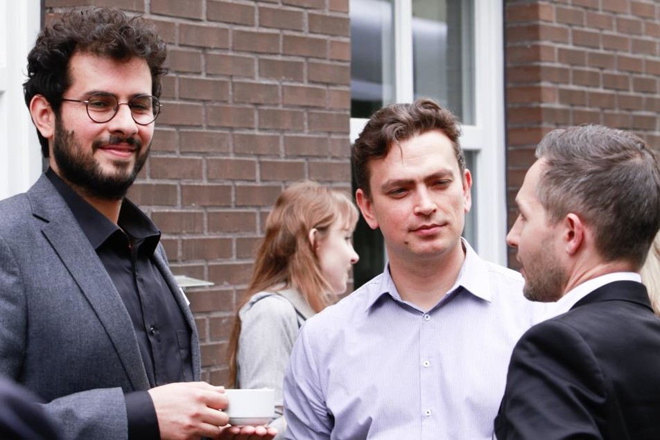 Moderator und Referent Dr. Azad Emin vom KIT (links) mit Teilnehmern während der Kaffeepause.