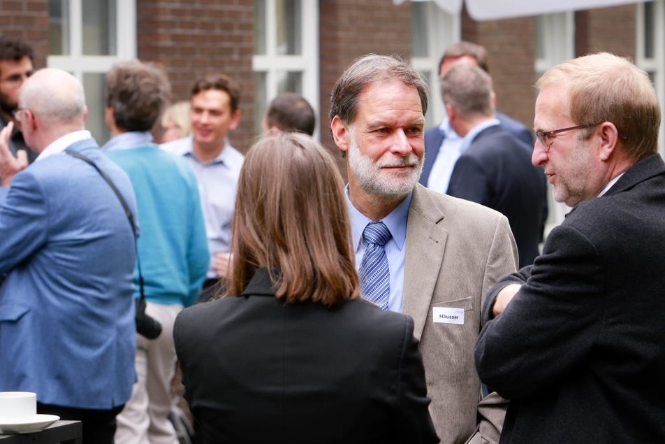 FEI-Geschäftsführer Dr. Volker Häusser im Gespräch mit Kerstin Sonnabend und Wolfgang Zielske von der AiF Projekt GmbH in Berlin.