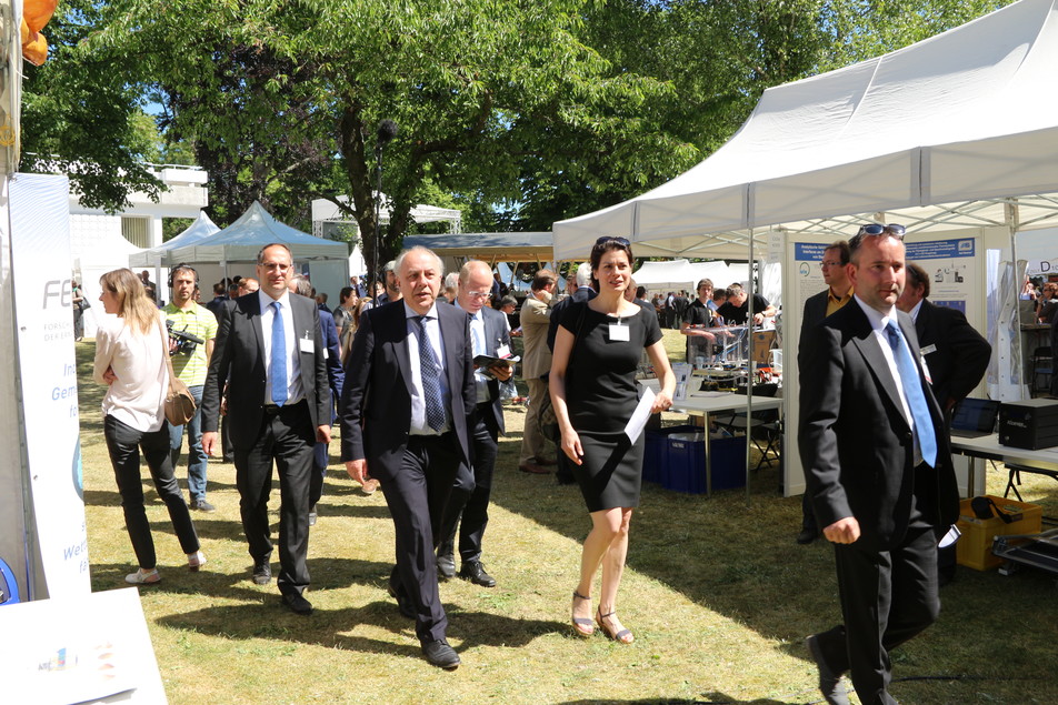 Gleich nach der Eröffnung eilt Staatssekretär Matthias Machnig (Mitte) zum FEI-Stand ;-).