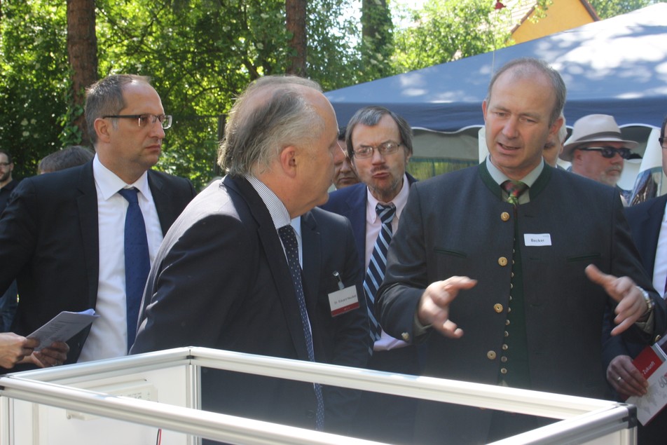 Prof. Thomas Becker (TU München, rechts) erläutert Staatssekretär Matthias Machnig (2. von links) die innovative Ultraschalltechnologie. Vom BMWi auch dabei: MinDirig Dr. Ole Janssen (links) und MinR Thomas Zuleger (3. von links).