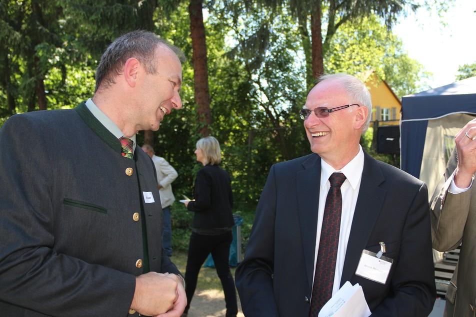 IGF macht Freude: Prof. Thomas Becker von der TU München im Gespräch mit Dr. Reinhard Jensch vom BMWi.