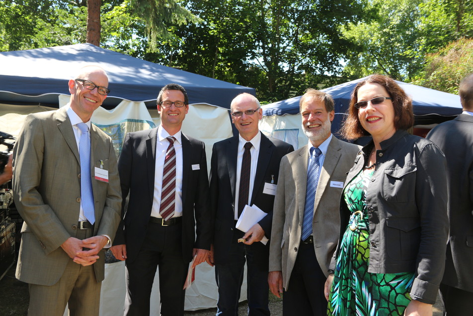 Große Runde am FEI-Stand C19: AiF-Geschäftsführer Dr. Burkhard Schmidt, MAJA-Vertriebsleiter Joachim Schelb, BMWi-Mitarbeiter Dr. Reinhard Jensch, FEI-Geschäftsführer Dr. Volker Häusser und BMWi-RD'in Ullrike Blankenfeld.