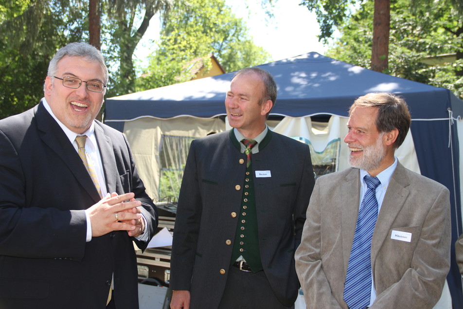 IGF macht gute Laune: MdB Erich Irlstorfer aus Freising freut sich, dass Forschungsergebnisse eines Freisinger IGF-Projektes präsentiert werden. Freuen sich mit: Prof. Thomas Becker von der TU München und Dr. Volker Häusser vom FEI.